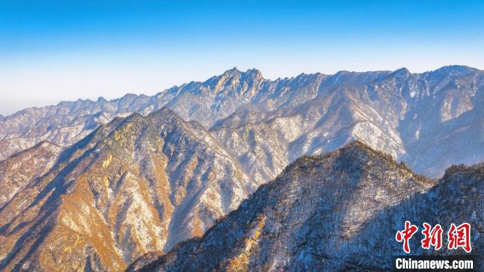 圖為壯觀的秦嶺?！√絿疑止珗@供圖