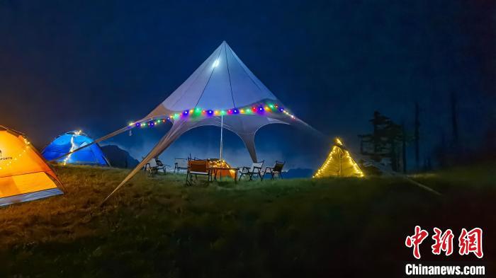 圖為游人在秦嶺山間露營(yíng)。　朱雀國(guó)家森林公園供圖